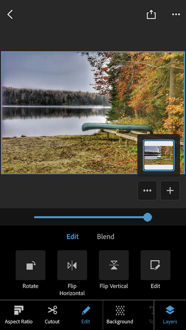 La toma anterior de una foto compuesta que muestra un lago con una canoa al lado.