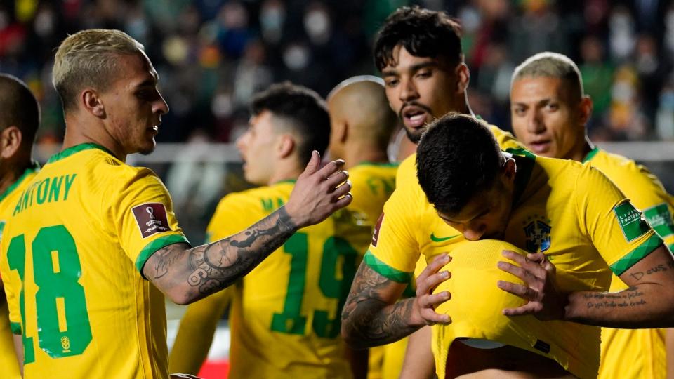 Bruno Guimaraes de Brasil celebra vs Bolivia